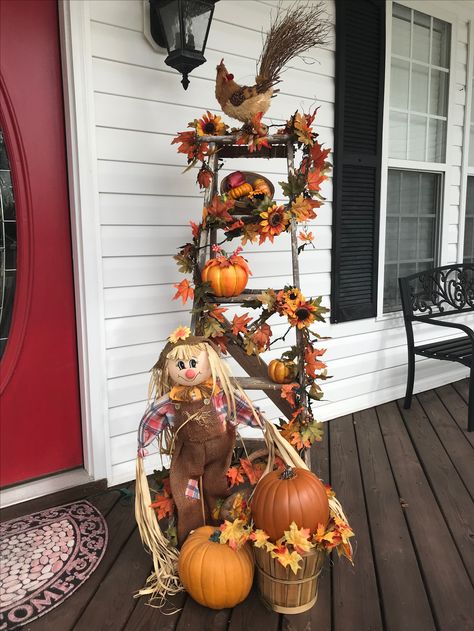 Fall Yard Decor, Porch Diy, Cute Halloween Decorations, Decoration Vitrine, Fall Front Porch Decor, Interior Vintage, Front Yards, Fall Thanksgiving Decor, Fall Deco