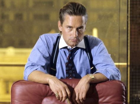 Michael Douglas as Gordon Gekko in Wall Street, 1987. Probably wearing a Cartier Santos plus a signet ring and gold bracelet. 80s Movie Characters, Gordon Gekko, Terrifying Movies, Contrast Collar Shirt, Robert Englund, Hugo Weaving, Oliver Stone, Norman Bates, Anthony Perkins