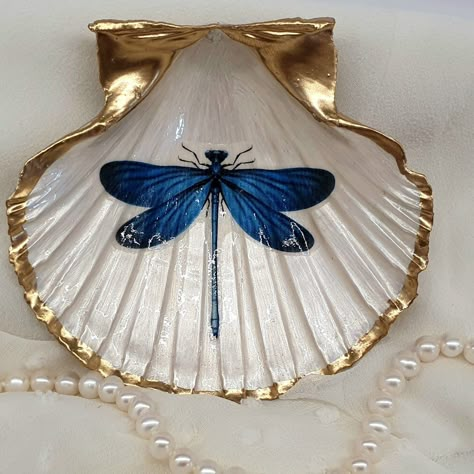 Locally sourced Devon scallop shell with beautiful blue Dragonfly design Seaglass Crafts, Scallop Shell Craft, Shell Decoupage, Decoupage Painting, Seashell Art Diy, Newton Abbot, Deco Marine, Art Coquillage, Oyster Shell Crafts