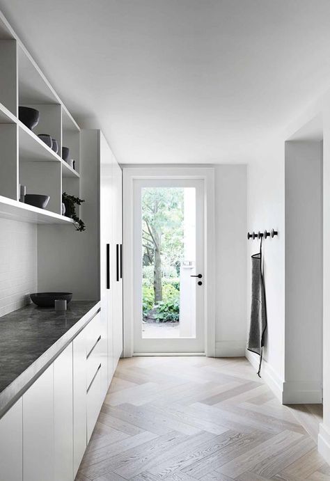 Casa Clean, Doors Ideas, Mudroom Laundry Room, Laundry Design, Modern Laundry Rooms, Laundry Room Inspiration, Floor Colors, Decorative Glass, Grey Kitchen