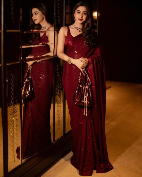 Aarti Ravi's look in a maroon sequinned saree for a wedding is so on fleek! Aarti Ravi, Sequinned Saree, Farewell Sarees, Trendy Saree, Sabyasachi Sarees, Maroon Saree, Designer Sarees Wedding, Sarees For Girls, Red Shades