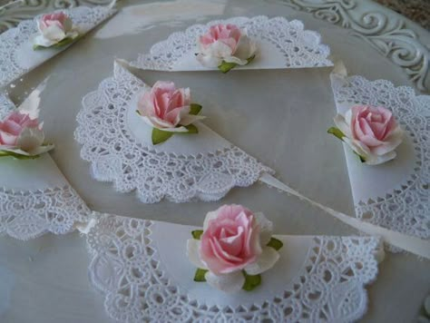 Shabby Chic Banners, Paper Doily Crafts, Chic Birthday Party, Shabby Chic Birthday, Doilies Crafts, Decoration Shabby, Chic Birthday, Estilo Shabby Chic, Shabby Chic Baby