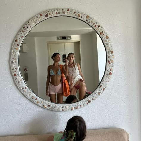 Bella & Gigi Hadid - IG Post April 23, 2024 Hadid Sisters Aesthetic, Gigi Hadid And Bella Hadid Together, Bella Hadid And Gigi Hadid, Princess Of Genovia, Mannequin Parts, Gigi Hadid Fashion, Hadid Instagram, Bella And Gigi Hadid, Best Daughter