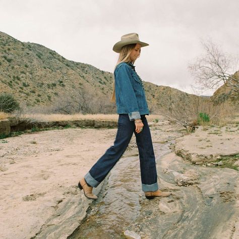 Ranch Women Outfit, Ranch Fashion Women, Ranch Style Outfit Women, Ranch Aesthetic Outfits, Cowgirl Chic Aesthetic, Minimalist Cowgirl Outfit, Cozy Cowgirl Outfits, Yellowstone Aesthetic Outfits, Texas Style Fashion