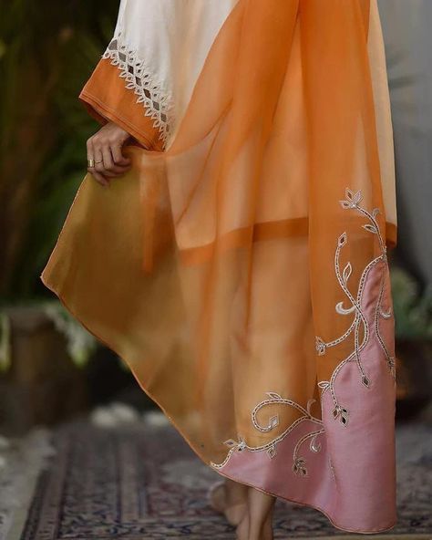 Stylish Party Wear Designer outfits Dupatta Designs Ideas, Duppattas Designs Ideas, Crochet Cable Knit, Wedding Seasons, Misha Lakhani, Dupatta Designs, Embroidery Fashion Detail, Friendship Photoshoot, Latest Dress Design