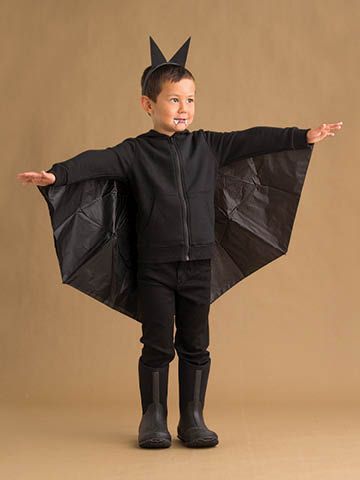 51 Kid Halloween costumes that are easy to make Diy Bat Costume, Vampire Costume Kids, Carnaval Kids, Easy Homemade Halloween Costumes, Kid Halloween Costumes, Corn Costume, Dzimšanas Diena, Sew Halloween Costume, Book Week Ideas