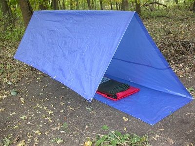 3 sided tarp shelter 1000 Lifehacks, Tarp Shelters, Outdoor Skills, Bushcraft Shelter, Shelter Design, Scout Camping, Bushcraft Camping, Survival Shelter, Survival Kits