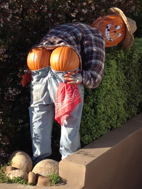 Pumpkin Yard Decorating Ideas, Scarecrow Competition, Preppy People, Scarecrow Ideas, Pumpkin People, Diy Yard Decor, Creepy Halloween Costumes, Spooky Spooky, Garden Art Diy Easy