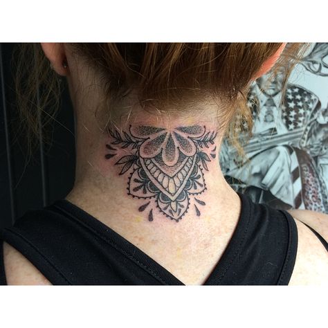 Geometric half mandala floral neck tattoo. Instagram - @tibbles.tattoo Tattoo Neck Woman Back, Back Of Neck Tattoos For Women Mandala, Back Of Neck Mandala Tattoo, Back Of Neck Hairline Tattoos For Women, Mandala Tattoo Back Of Neck, Mandala Neck Tattoo For Women, Neck Cover Up Tattoos For Women, Upper Neck Tattoo, Neck Mandala Tattoo