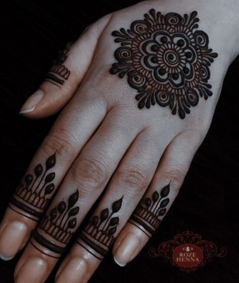 Small Mandala Mehendi, Wrist Mehndi Designs Simple, Gol Tikki Mehndi Design For Front Hand, Mehndi Designs Feet Simple, Bel Mehndi Designs, Wrist Mehndi Design, Henna Tattoo Design, Palm Mehndi, Beautiful Simple Mehndi Design