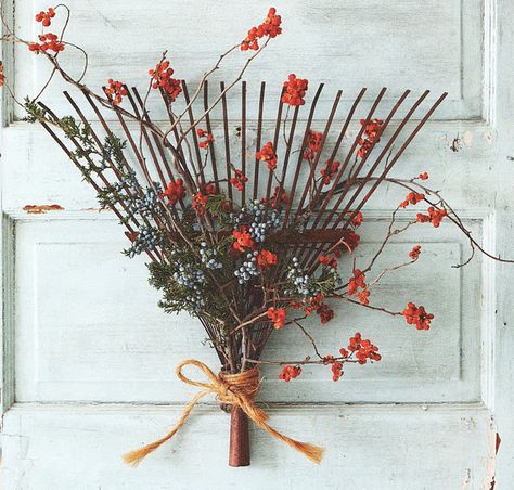 Decorate an old rake insted of a door wreath ~ great idea! Fall Deco, Decoration Originale, Fabulous Fall, Deco Floral, Fall Decor Diy, Fall Holidays, Arte Floral, Fall Wreaths, Happy Fall