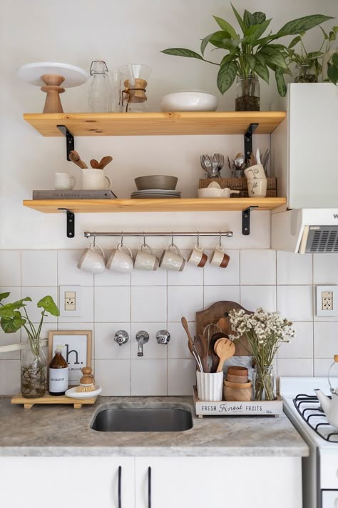 ¿cómo mejorar una cocina sin experiencia previa, sin conocimientos técnicos de decoración y con muy poco presupuesto? te presento mi cocina, la cual con pequeños cambios se transformó en uno de mis lugares favoritos de casa. Tiny Kitchen Design, Casa Vintage, Studio Kitchen, Kitchen Cabinets Makeover, Small Space Kitchen, Deco Boheme, Kitchen Design Decor, Gorgeous Kitchens, Simple Kitchen