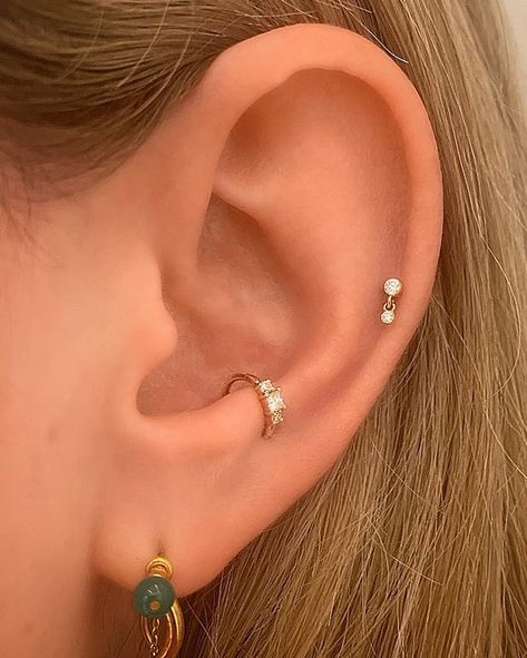 Maria Tash on Instagram: “It’s all in the delicate details: a Diamond Princess Ring in the #antitragus and an Invisible Set Diamond Dangle in the #helixpiercing. ⁣ ⁣…” Maria Tash Earrings, Anti Tragus Piercing, Anti Tragus, Tragus Ring, Ear Piercings Tragus, Tragus Piercing Jewelry, Princess Diamond Ring, Tragus Jewelry, Multiple Ear Piercings