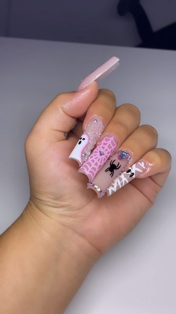 Bling Nails Halloween, Medium Length Halloween Acrylic Nails, Long Acrylic Nails Halloween, Halloween Junk Nails, Cute Pink Halloween Nails, Cute Pink Nails Acrylic, Halloween Nails Long, Pink Spooky Nails, Halloween Nails Pink