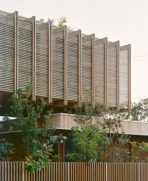 Hotel Facade Design, Byron Bay House, Beach Shacks, Hotel Facade, Timber Battens, Timber Architecture, House On Stilts, Office Building Architecture, Road House