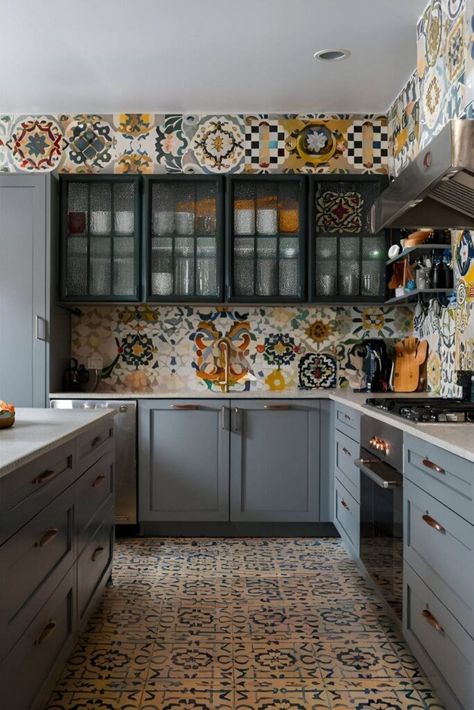 20 Stunning Kitchen Ideas with Grey Cabinets You Must See! Grey Floor Kitchen, Kitchen Ideas Grey, Moroccan Kitchen, Green Kitchen Designs, Kitchen Backsplash Designs, Eclectic Kitchen, Casa Container, Grey Kitchen Cabinets, Boho Kitchen