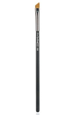 Love this brush for eyeliner Mac Must Haves, Buying Makeup, Makeup Drawers, Peachy Eyeshadow, Teen Makeup, Bigger Lips, Makeup Euphoria, Dark Circles Makeup, Mac Brushes