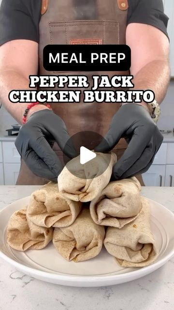 High Protein | Low Calorie on Instagram: "The Pepper Jack Chicken Burrito 🌯By @tastyshreds 

Recipe makes 8
468 calories 50g protein per burrito 🌯 

32oz. Chicken breast 
200g reduced fat cheddar 
200g reduced fat mozzarella 
14 slices center cut bacon (hemplers)
8 mission carb balance tortillas 
Classic taco seasoning
Canned diced green chiles 

Follow @tastyshreds for more recipes like this💪🔥 

#burrito  #chickenburrito #pepperjack #easyrecipe #cozy #proteinfood #proteinpacked #easydinner #foodism #foodstagram #highprotein #calorie" Pepper Jack Chicken, Jack Chicken, Carb Balance Tortillas, 50g Protein, Delicious Meal Prep, Chicken Burrito, Macro Friendly Recipes, Green Chiles, High Protein Low Calorie