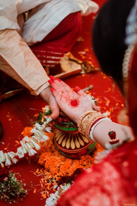 Bengali Marriage Photography, Bengali Wedding Photoshoot, Wedding Asthetic Pics, Bengali Wedding Aesthetic, Marriage Poses Wedding Photos Indian, Bengali Wedding Mandap, Nails For Bride Wedding Day, Bengali Wedding Couple, Bengali Wedding Decoration