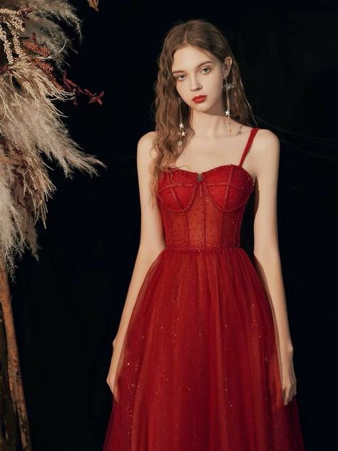 Long Graduation Dress, Graduation Dresses Long, Debut Gowns, Dress Banquet, Edgy Dress, Prom Dress Inspo, Red Black Dress, Effortlessly Chic Outfits, Black Evening Dresses