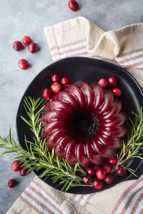 Homemade Cranberry Sauce: so easy to make from scratch! Make it chunky or smooth, whole berry or jellied. So much better than canned! #cranberrysauce #cranberry #sauce #homemade #easy #thanksgiving #mold #canned #jellied #recipes #healthy #best #fresh #simple #oceanspray #3ingredient #traditional #basic #makeahead #smooth #classic #whole #bakingamoment Thanksgiving Dinner Recipes Traditional, Best Cranberry Sauce, Easy Cranberry Sauce, Cranberry Thanksgiving, Cranberry Jelly, Jellied Cranberry Sauce, Homemade Cranberry Sauce, Thanksgiving Appetizer Recipes, Best Thanksgiving Recipes