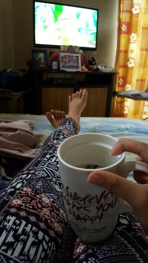 Tea + tv = Hapiness  #Rain #Tea #TV #cool #posey Watching Tv Snap, Watching Tv Video, Tea Pic, Tea Pictures, Fridge Photos, Medicine Snaps, Deni Denials, Iphone Screen Repair, Album Cover Wallpaper Collage