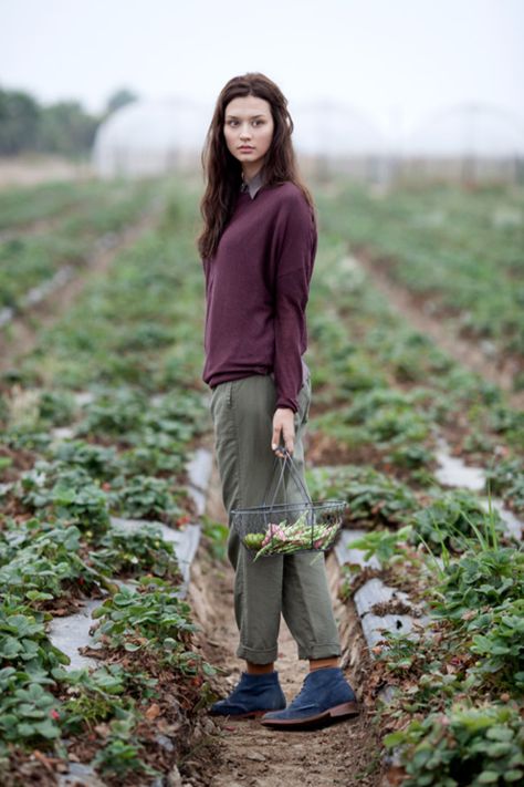 Who doesn't farm wearing blue suede shoes? Modern Hepburn, Kinfolk Magazine, Looks Pinterest, Autumn Trends, Club Style, Farm Girl, Brown Dress, Vintage Tea, Dungarees