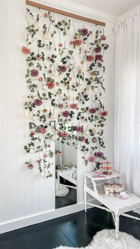 Flower Garland Diy, Diy Flower Wall, Summer Wall Decor, Colorful Murals, Flower Wall Backdrop, Backdrop Ideas, Diy Projects For Kids, Wall Decor Ideas, Flower Garland