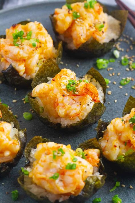 These sushi cups are topped with creamy spicy shrimp mix and baked to perfection in the oven. The edges come out super crispy! Baked Sushi Cups, Creamy Spicy Shrimp, Sushi Cups, Baked Sushi, Sushi Rice Recipes, Sushi Recipes Homemade, Shrimp Sushi, Sushi Bake, Crispy Shrimp