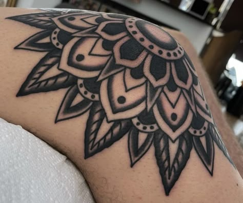 Black And Grey Knee Tattoos, American Traditional Knee Cap Tattoo, Traditional Tattoo Knee Cap, Old School Mandala Tattoo, Knee Mandala Tattoos, Kneecap Tattoo Women, American Traditional Knee Tattoo, Flower Knee Tattoo, Traditional Elbow Tattoo