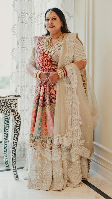 Brides Mother Lehenga, Lehnga For Mothers, Lehenga For Bride Mother, Mother Of Bride Lehenga, Lehenga Designs For Mothers, Wedding Saree For Brides Mom, Wedding Bride Outfit Ideas, Mother Of The Bride Lehenga, Lehenga For Bride Mom