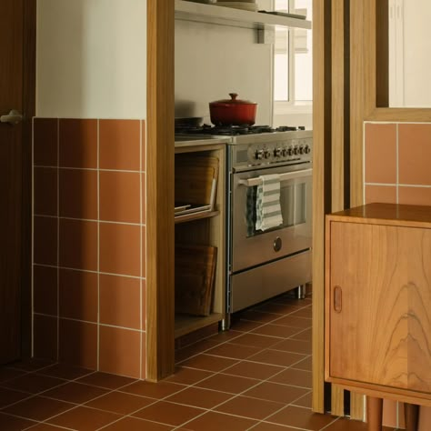 Terracotta Tiles Kitchen, Spanish Style Home Interior, Tile Countertops Kitchen, Cosy Kitchen, Small Kitchen Layouts, Mid Century Home, Midcentury Home, Century Home, Mid Century Modern Kitchen