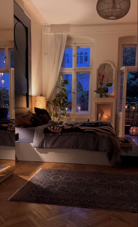 Cozy 90s Bedroom, Cozy Bedroom Window Aesthetic, Cozy Couples Bedroom, Grunge Apartment Aesthetic, Young Couple Apartment, Couple Apartment, 90s Bedroom, Flat Decor, 1st Apartment