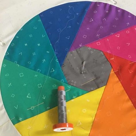 Round Quilt Patterns, Circle Quilts Patterns Ideas, Round Quilt, Circle Quilt Patterns, Patchwork Inspiration, Circle Quilts, Rainbow Quilt, Patchwork Quilting, New Baby Boys