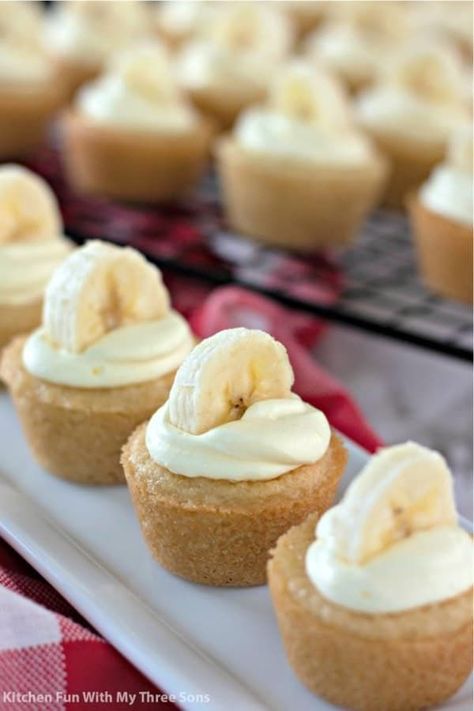 Looking for super quick and easy dessert recipes to try this year?! Check out these delicious cookie cup ideas that will leave you wanting more! Cookie Pies, Banana Split Pie, Banana Pudding Cookies, Instant Banana Pudding, Sugar Cookie Cups, Banana Cream Cheesecake, Easy Banana Pudding, Cookie Cups Recipe, Cups Kitchen