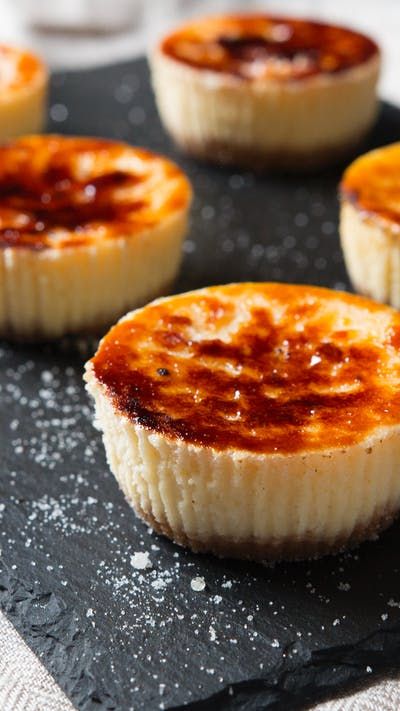 Mini Creme Brulee, Pavlova Photography, كريم بروليه, Creme Brulee Cheesecake, Biscuits Graham, Creme Brulee Recipe, Brulee Recipe, Brownie Cheesecake, Mini Cheesecake Recipes