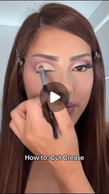 Krystal K Makeup on Instagram: "How to do a cut crease 🫶" Eyeshadow Crease Tutorial, Vegas Makeup Looks, Full Makeup Tutorial Step By Step, How To Put Eyeshadow On, How To Apply Makeup Step By Step, Smokey Eyeshadow Looks, Glitter Cut Crease Makeup, K Makeup, How To Do Eyeshadow