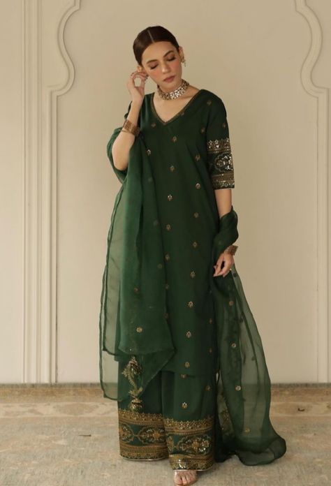 Simple Party Wear Salwar, Mehndi Outfit Sisters, Peacock Green Dress Indian, Salwar Suit Designs Indian Style, Partywear Hairstyle For Long Hair, Emerald Green Desi Outfit, Green Salwar Suit For Women, Shaadi Guest Outfit, Mehndi Dress Designs Simple