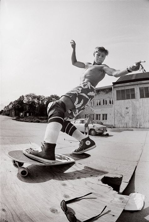 Tony Hawk and the Bones Brigade Tell the Story of Legendary Skate Video ‘Animal Chin’ | GQ Stile Ragazza Skater, Skater Poses, Skate Wallpaper, Rodney Mullen, Tekken 2, Skate Photography, Skateboard Photos, Bones Brigade, Cruiser Skateboard