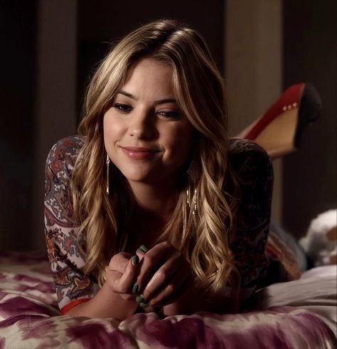 Hanna Pll, Marin Icon, Shay Mitchell Style, Pretty Little Liars Hanna, Hanna Marin, Tv Characters, Blogger Girl, Young And Beautiful, Iconic Characters