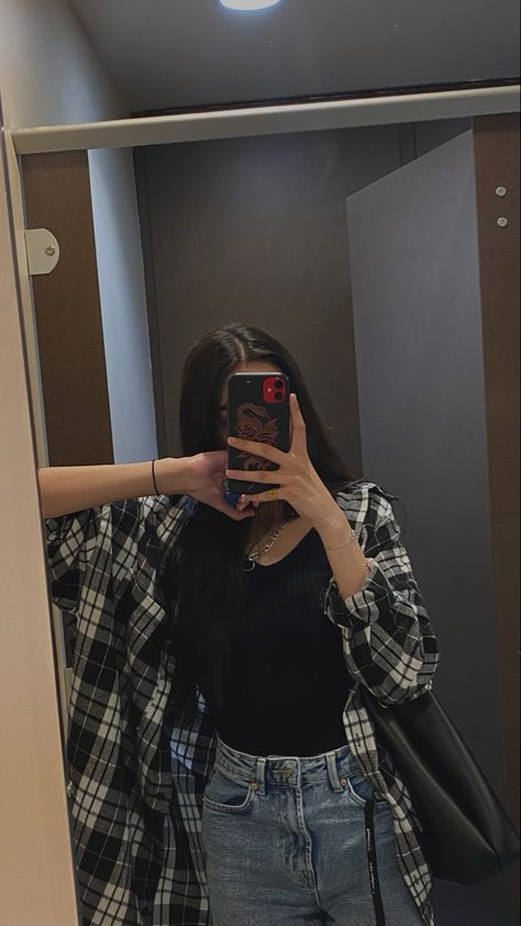 Checkered Outfit Ideas, Daily College Outfits, College Fit Ideas, Casual College Outfits Lazy Days, Checkered Shirt Outfit Women, Outfits Aesthetic Streetwear, Checkered Shirts Women, Outfit Ideas Lazy, Lazy Outfit Ideas