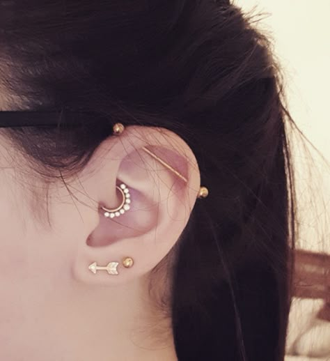 Daith With Industrial Piercing, Industrial And Daith Piercing, Darth Piercing, Daith And Industrial Piercing, Daith Piercing Ideas, Gold Industrial Piercing, Piercing Curation, Ear Piercing Gold, Piercing Industrial