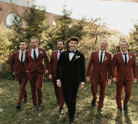 Autumn Groomsmen Color Schemes, Groomsmen Autumn Wedding, Cinnamon Groomsmen Attire, Indoor October Wedding, Velvet Groom Suit, Indoor Wedding Ceremony And Reception, Fall Groomsmen Attire, Copper Suit, Fall Groomsmen