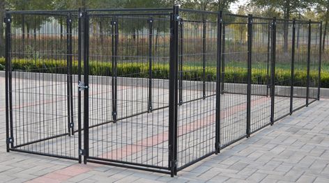 Modular Fence, Cheap Gardening, Diy Dog Run, Backyard Dog Area, Dog Friendly Backyard, Pet Pen, Dog Kennel Designs, Coop Ideas, Dog Yard