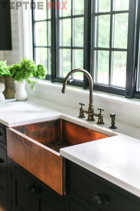 copper farmhouse sink with white countertops and black cabinets with vintage faucet Copper Sink Kitchen, Farmhouse Kitchen Sink Ideas, Farmhouse Sink Ideas, Copper Kitchen Appliances, Bronze Kitchen Sink, Modern Sinks, Copper Farm Sink, Country Kitchen Sink, Copper Kitchen Sink Farmhouse