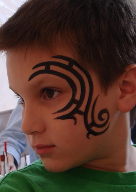 easy looking tribal. would look good on a gold back ground Face Paint For Men, Simple Face Paint, Viking Face Paint, Neon Face Paint, Eye Face Painting, Festival Face Paint, Face Painting For Boys, Face Paint Ideas, Christmas Face Painting