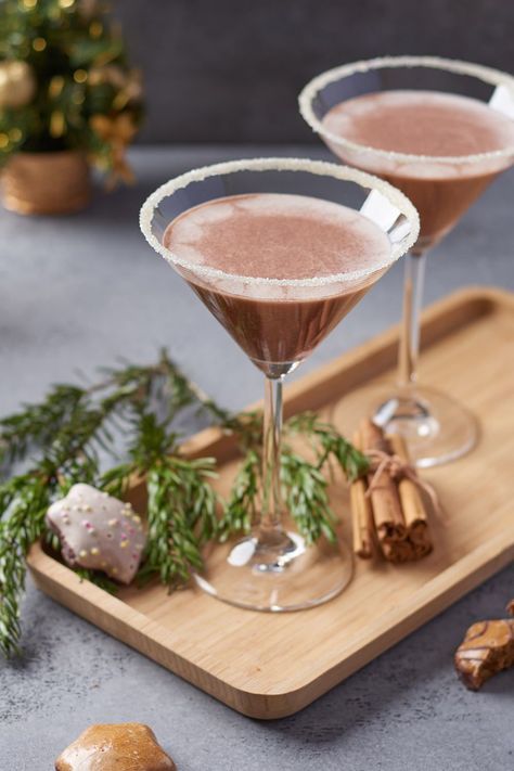 This amazing gingerbread martini mocktail recipe is a great addition for your holiday parties! Gingerbread is most popular flavor during the Christmas season. This easy drink will look impressive on your Christmas table. #mocktail #christmas #drinkrecipe Gingerbread Drink Recipe, Mocktail Christmas, Gingerbread Martini, Beautiful Cocktails, Christmas Mocktails, Cocktail Party Drinks, Gingerbread Dough, Blackstrap Molasses, Country Recipes