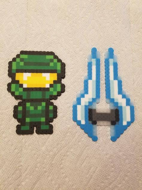 Master Cheif & Energy sword #OG Halo Perler Bead Patterns, Dungeons And Dragons Perler Beads, Master Chief Perler Beads, Halo Perler Beads, Warhammer Perler Beads, Legend Of Zelda Perler Beads, Link Zelda Perler Beads, Beedle The Legend Of Zelda, Whatsapp Wallpapers Hd