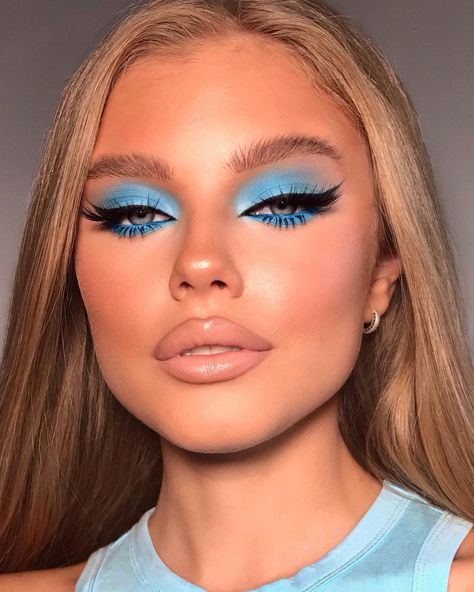 MAKEUP ARTIST FROM RUSSIA on Instagram: “BLUE MARINA 🌊🌊🌊 Как вам такой сочный макияж ?) MD @kate_motovilova” Sky Blue Makeup, Trucco Glam, Vegas Makeup, Blusher Makeup, Blue Makeup Looks, Everyday Makeup Tutorials, Glossy Makeup, Eye Makeup Pictures, Liquid Makeup