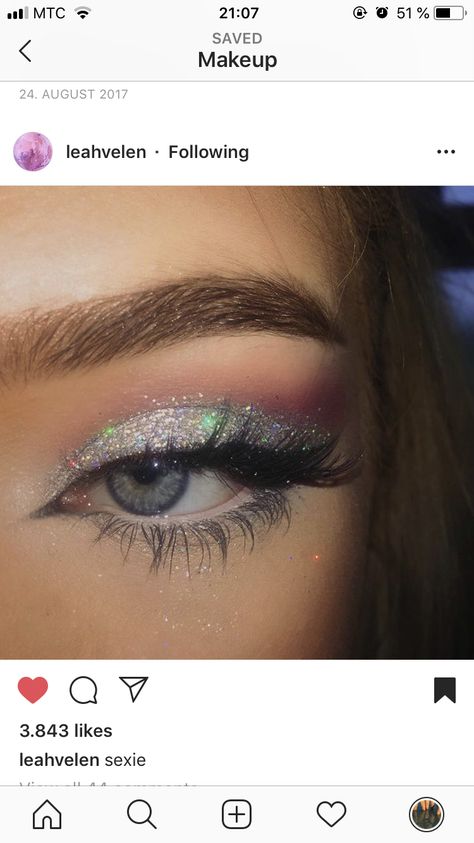 Makeup Cateye, Holographic Eyeshadow, Green Eyeshadow Look, Gem Makeup, Applying Eyeshadow, Holographic Makeup, Glitter Makeup Looks, Eyeshadow Glitter, Glitter Eye Makeup